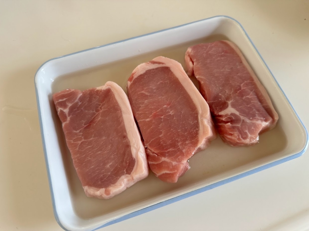お肉の表面に出る白いプニプニとした物体の正体は?出さないように焼く3つのコツを解説!