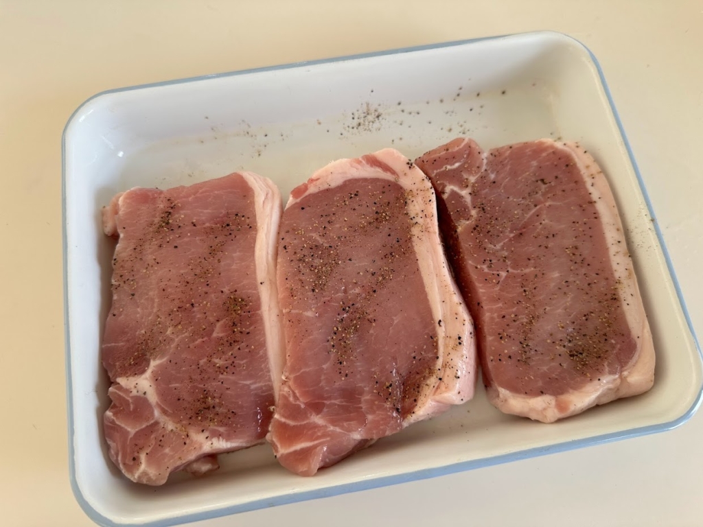 お肉の表面に出る白いプニプニとした物体の正体は?出さないように焼く3つのコツを解説!