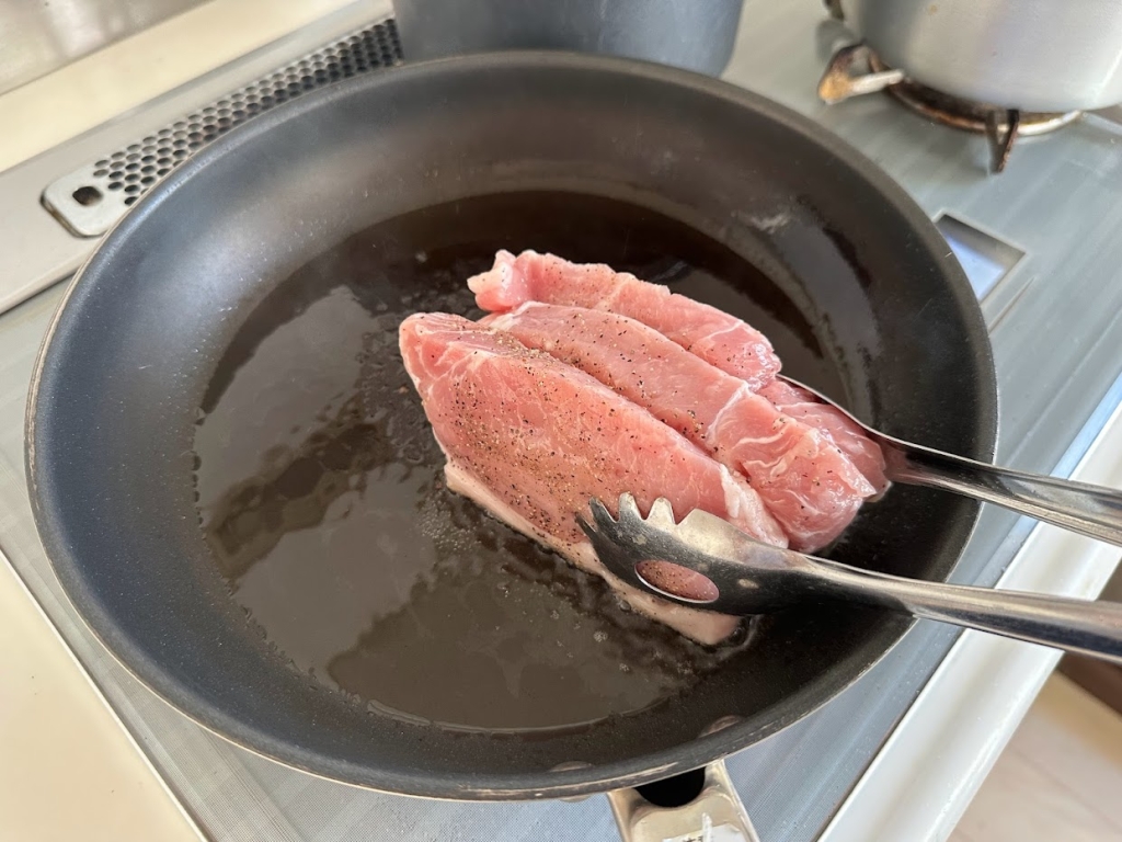お肉の表面に出る白いプニプニとした物体の正体は?出さないように焼く3つのコツを解説!