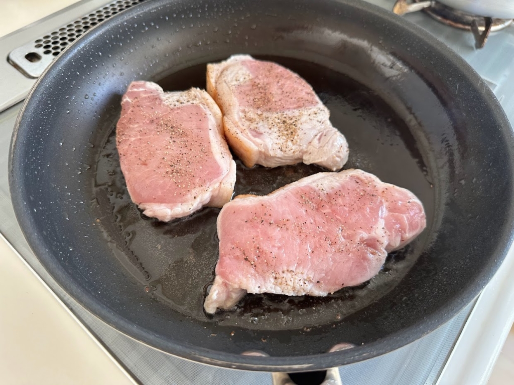 お肉の表面に出る白いプニプニとした物体の正体は?出さないように焼く3つのコツを解説!