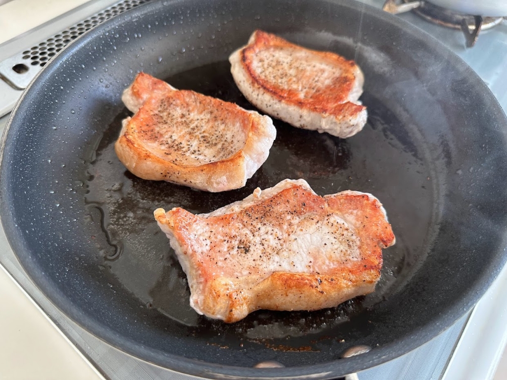 お肉の表面に出る白いプニプニとした物体の正体は?出さないように焼く3つのコツを解説!