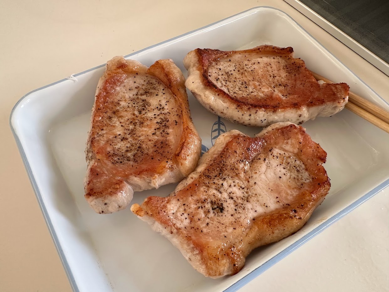 お肉の表面に出る白いプニプニとした物体の正体は？出さないように焼く3つのコツを解説！