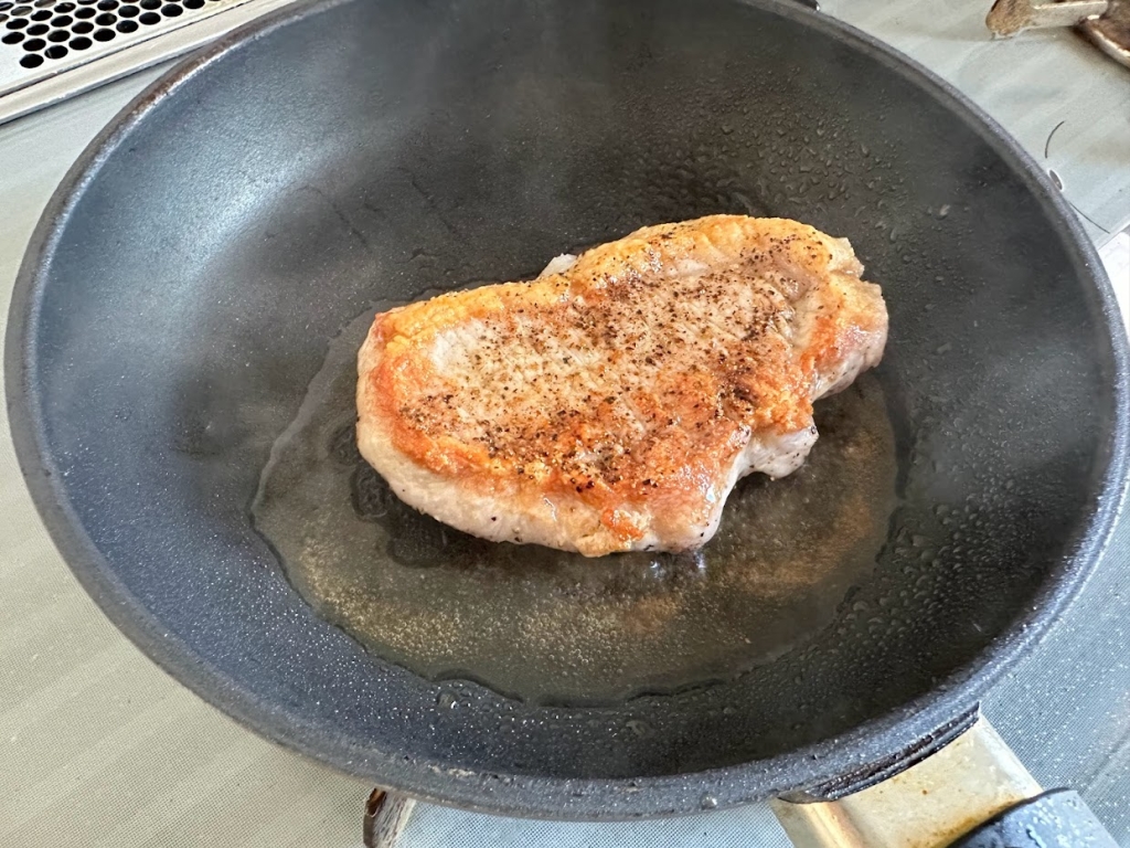 お肉の表面に出る白いプニプニとした物体の正体は?出さないように焼く3つのコツを解説!