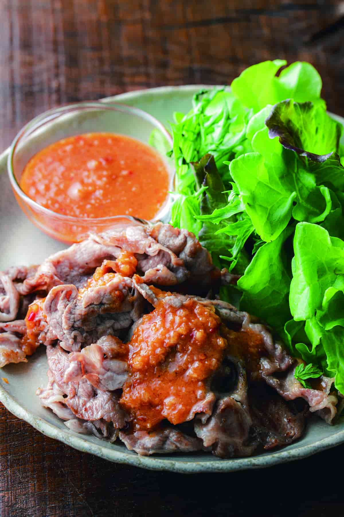 玉ねぎソースで焼肉とフリルレタスを