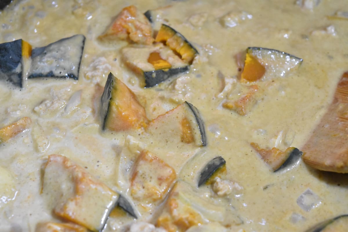 レンジ加熱したかぼちゃを加えて煮る(かぼちゃのココナッツミルクカレー)