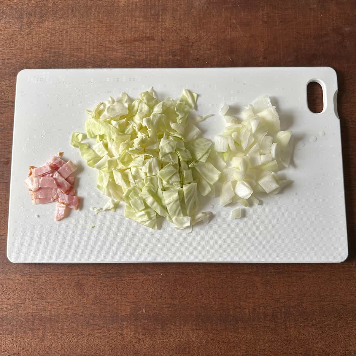 とろとろ卵とチーズのトマトスープで朝ごはん 切っているところ