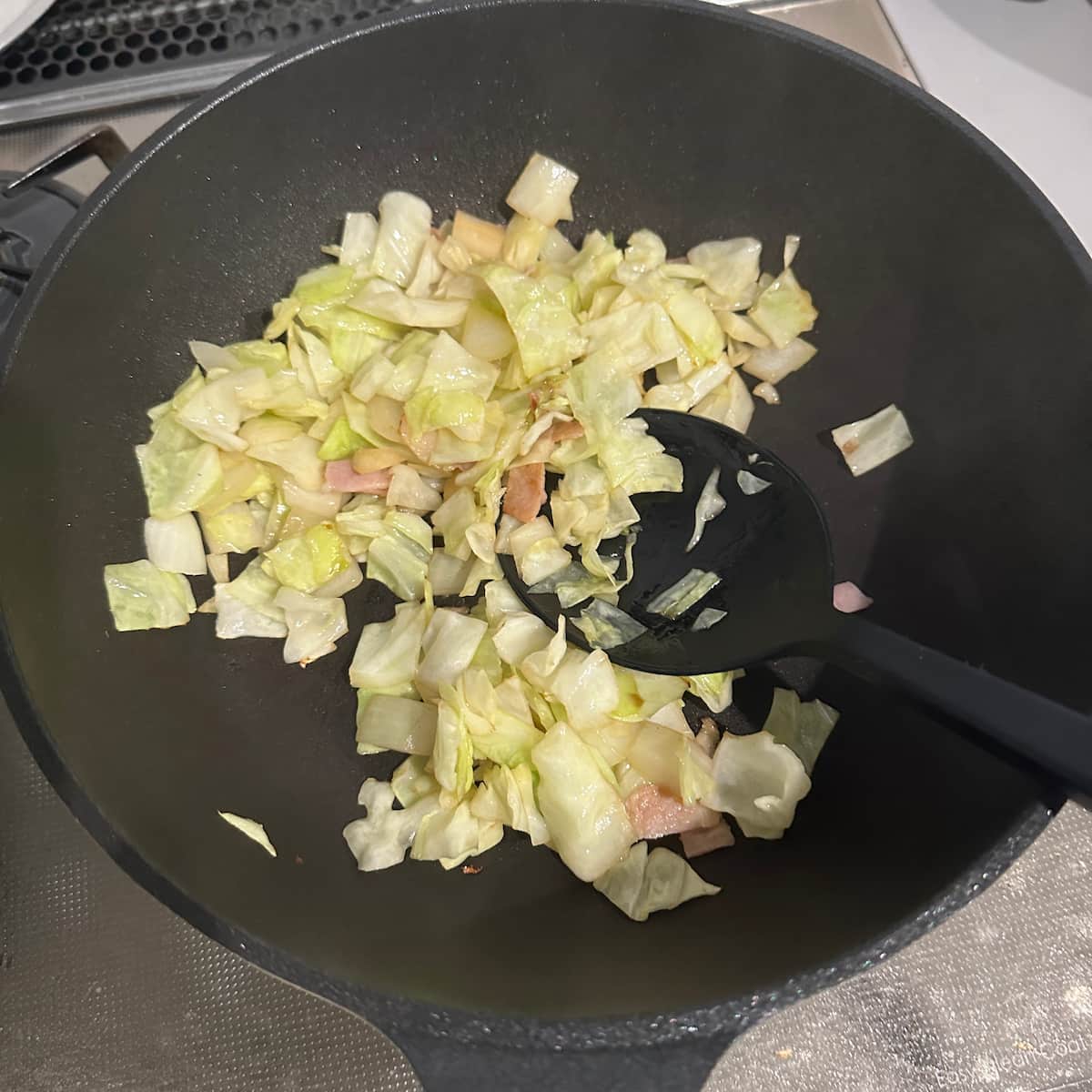 とろとろ卵とチーズのトマトスープで朝ごはん 炒めてるところ
