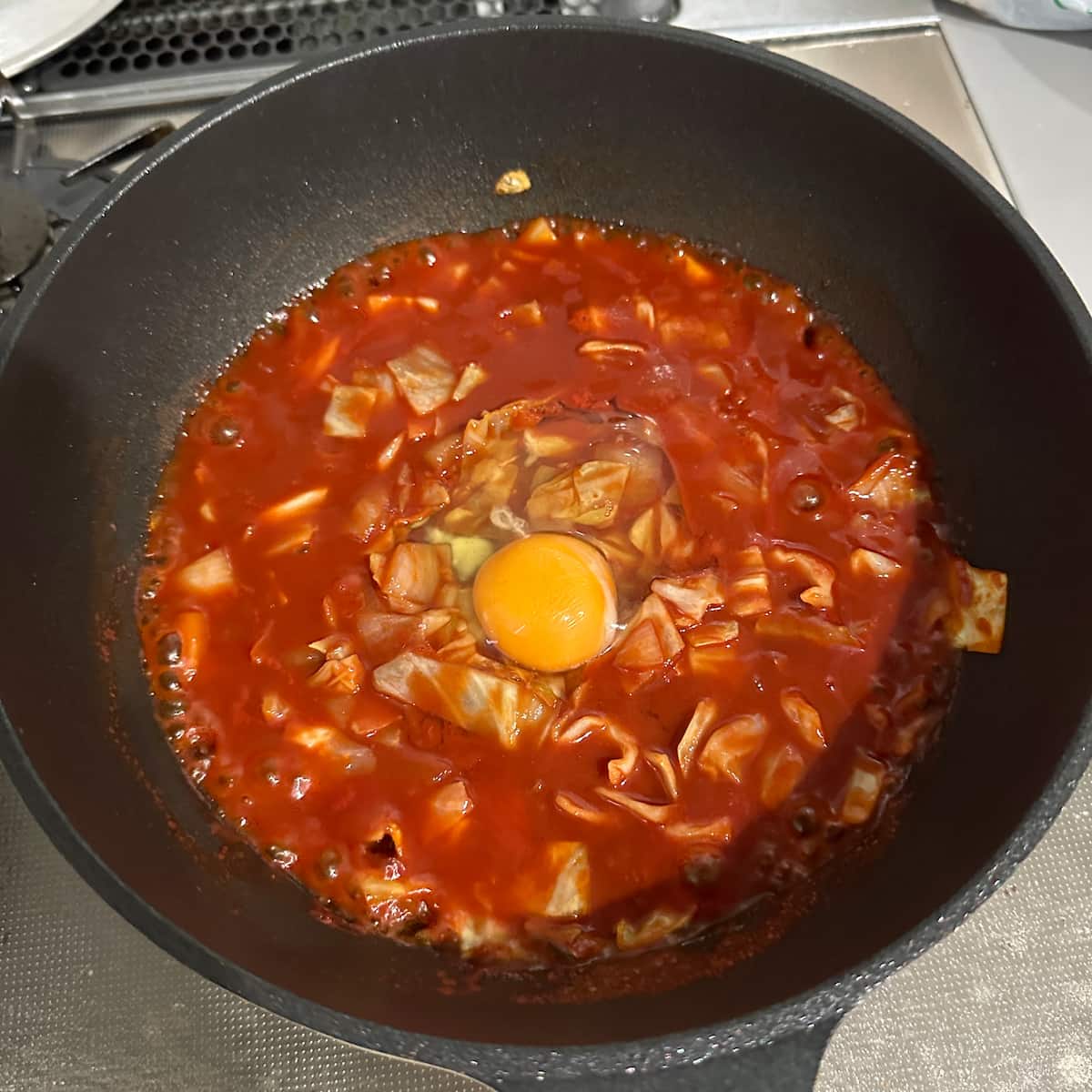 とろとろ卵とチーズのトマトスープで朝ごはん 卵を落としたところ