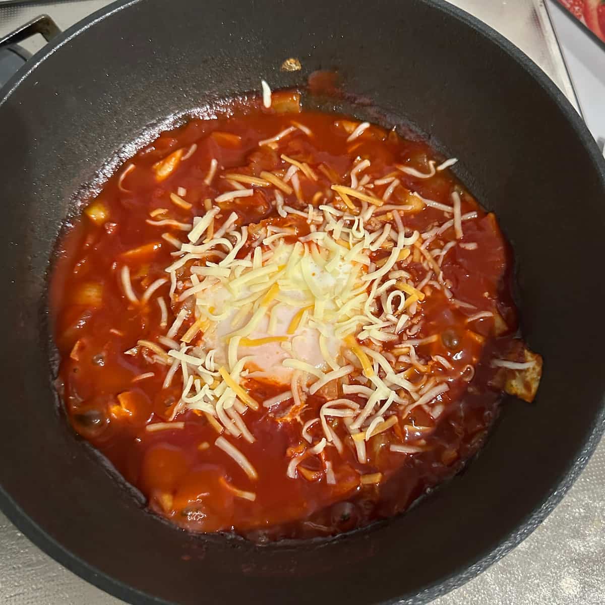 とろとろ卵とチーズのトマトスープで朝ごはん チーズを加えたところ