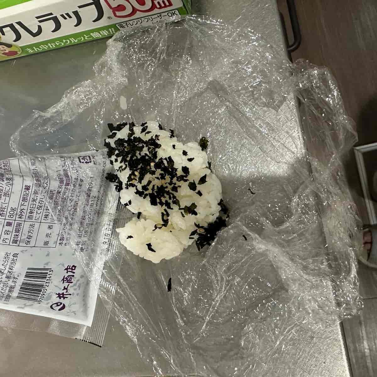 ラップにご飯のせてしそひじきのふりかけかけてるとこ