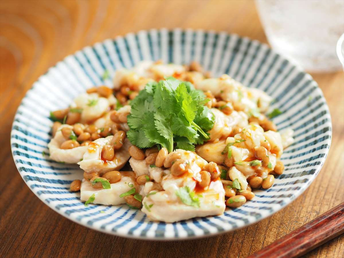 エスニック風味のたんぱく質メニュー！「水晶鶏のパクチー納豆和え」