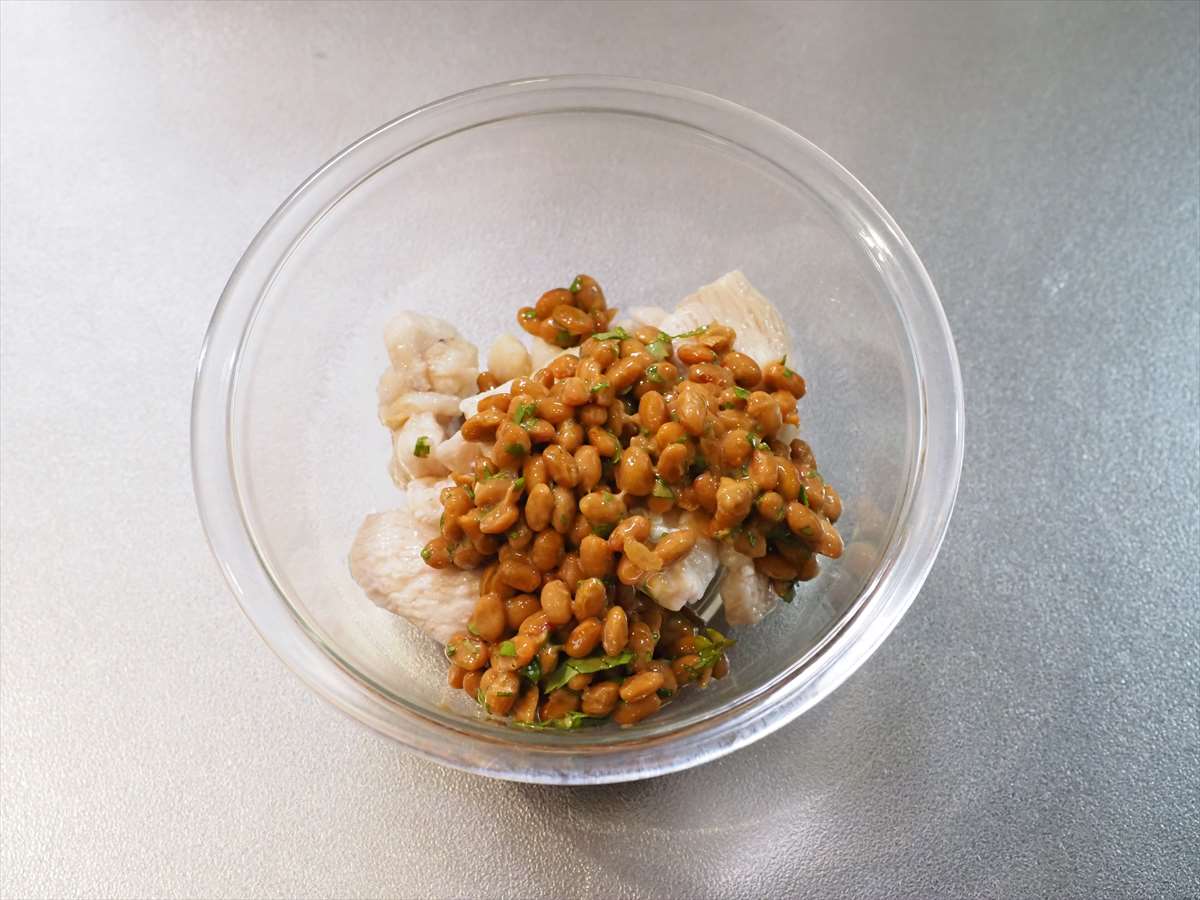 水晶鶏のパクチー納豆和え