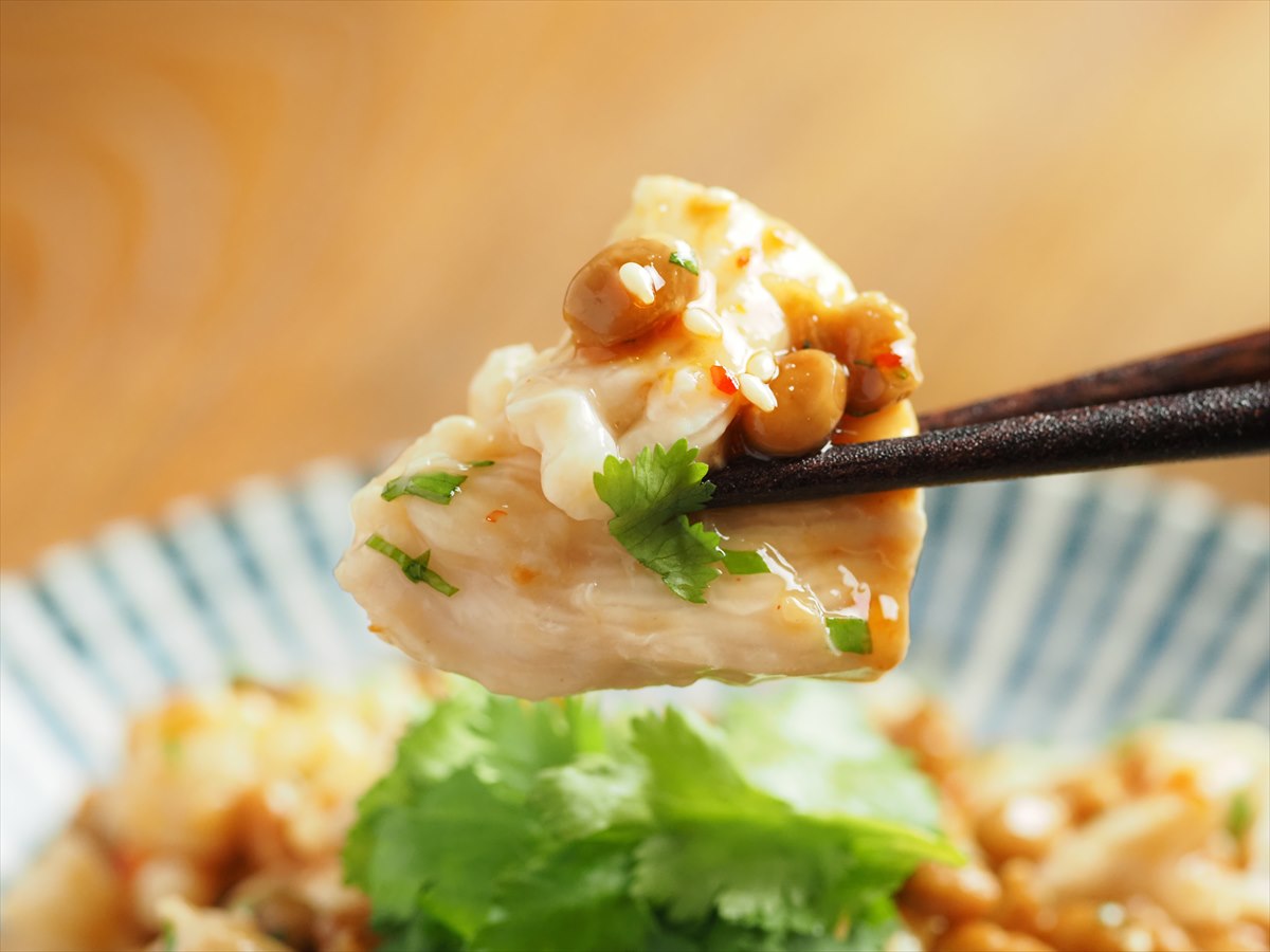 水晶鶏のパクチー納豆和え