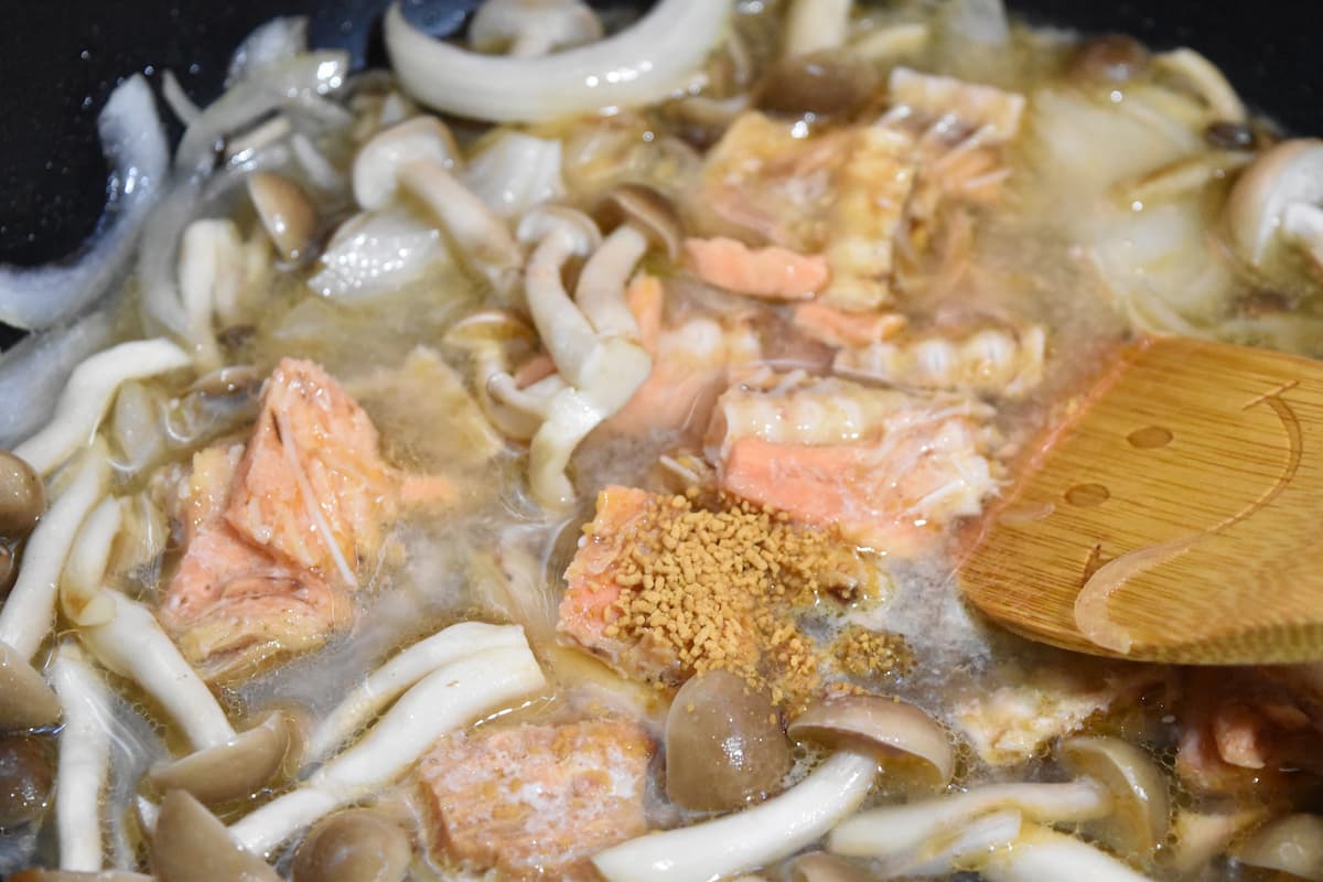 鮭の水煮缶と調味料を加える(鮭缶とほうれん草の豆乳クリーム煮)