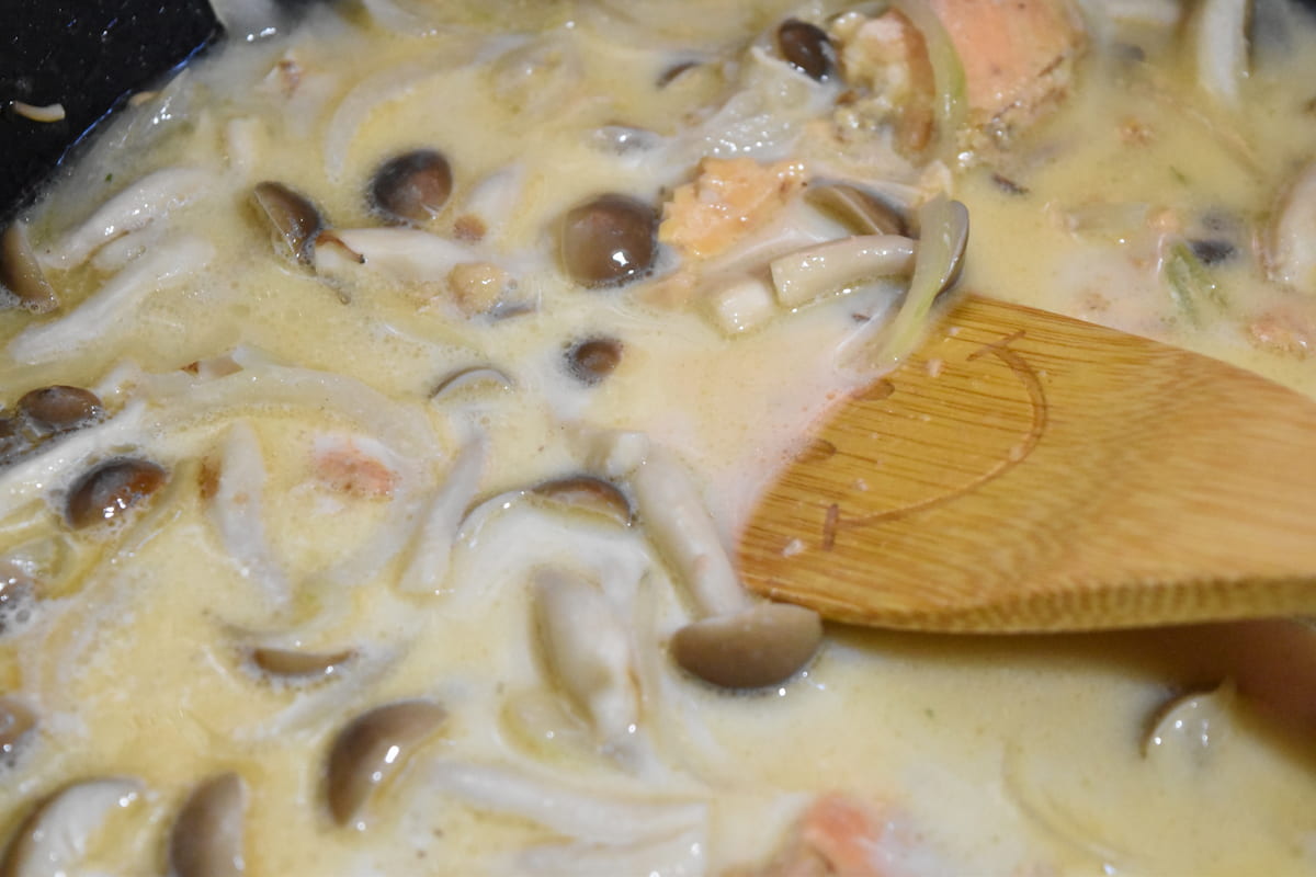 豆乳を加える(鮭缶とほうれん草の豆乳クリーム煮)