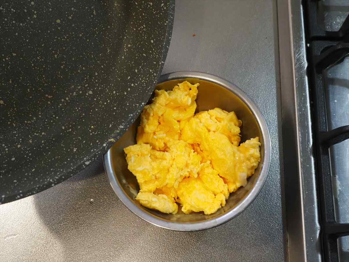 鶏もも肉とふわふわたまごのチリソース炒め