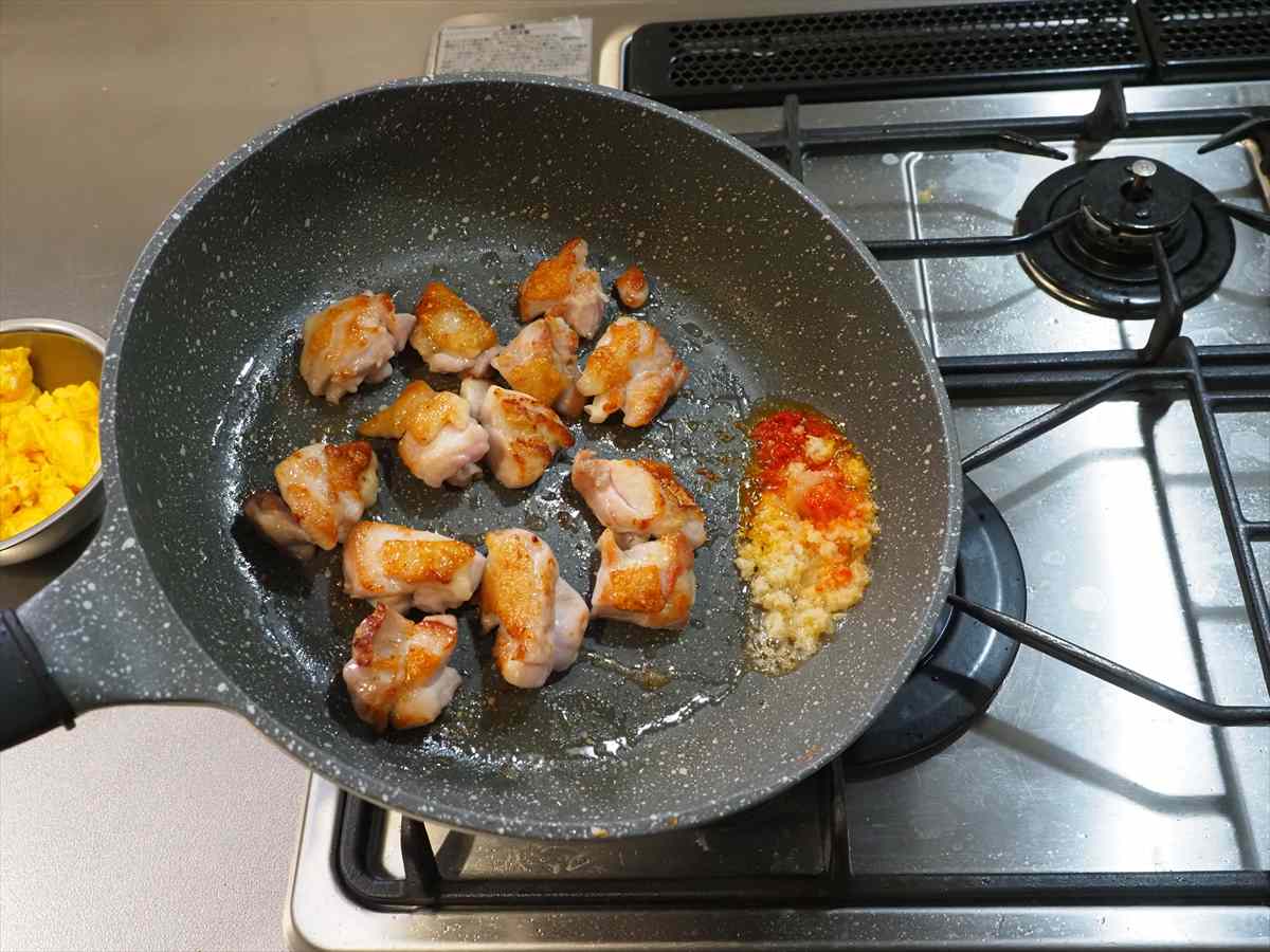 鶏もも肉とふわふわたまごのチリソース炒め