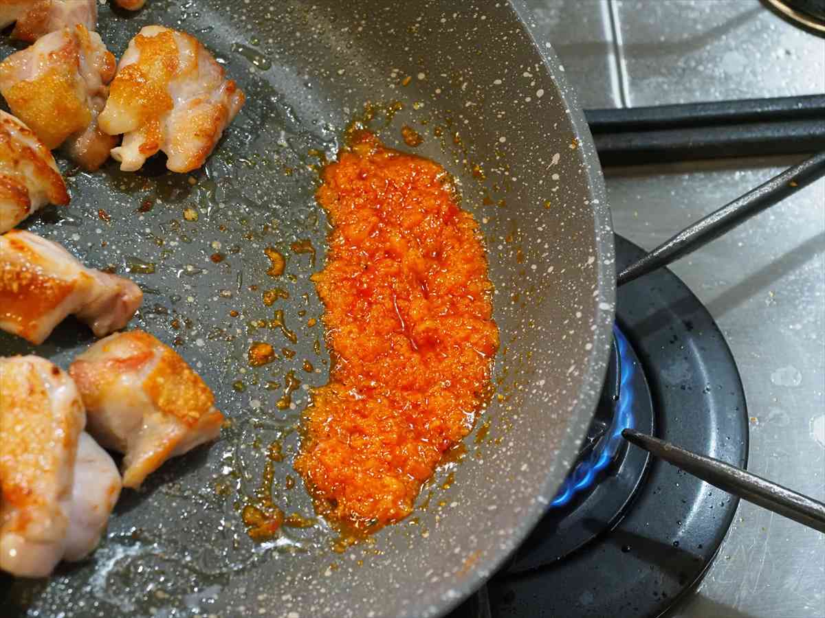 鶏もも肉とふわふわたまごのチリソース炒め