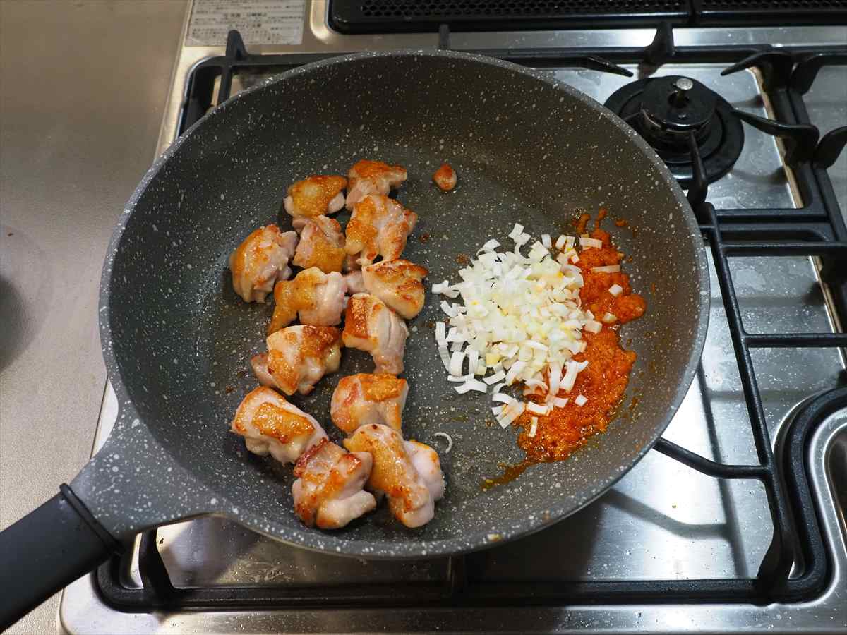 鶏もも肉とふわふわたまごのチリソース炒め