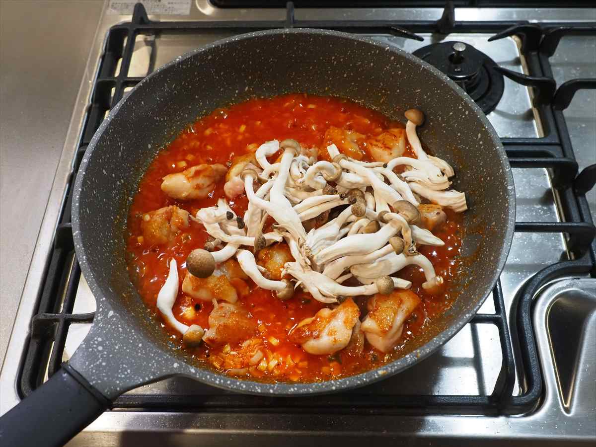 鶏もも肉とふわふわたまごのチリソース炒め