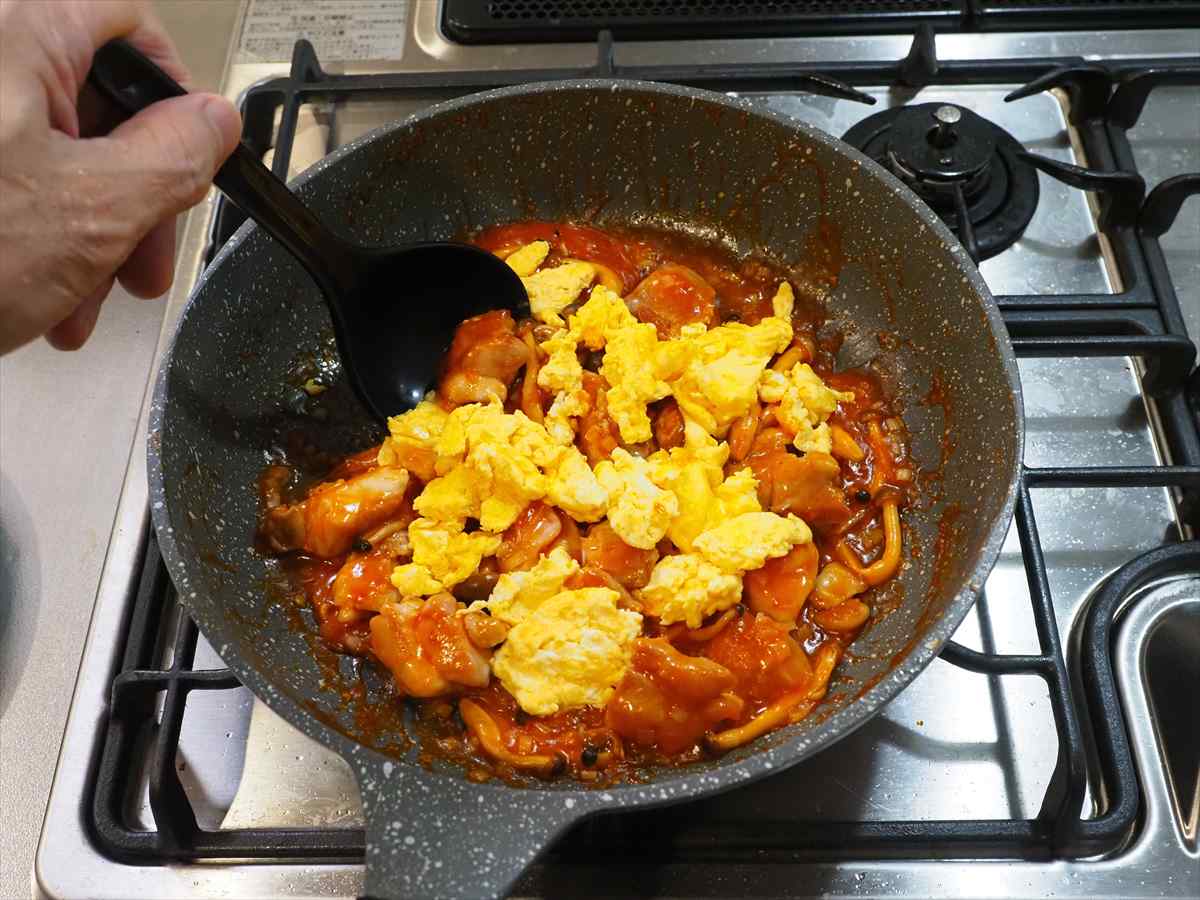 鶏もも肉とふわふわたまごのチリソース炒め