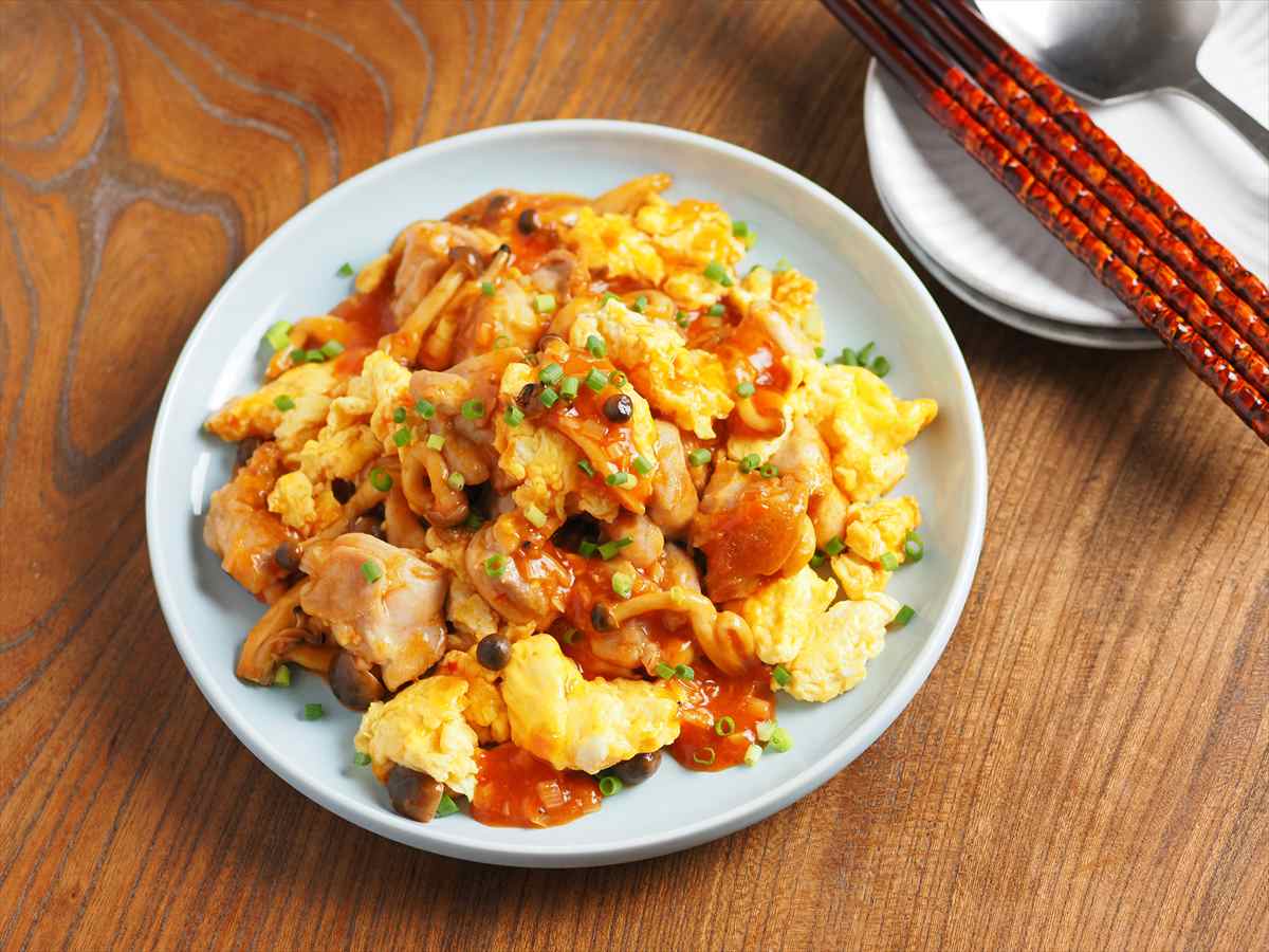 鶏もも肉とふわふわたまごのチリソース炒め