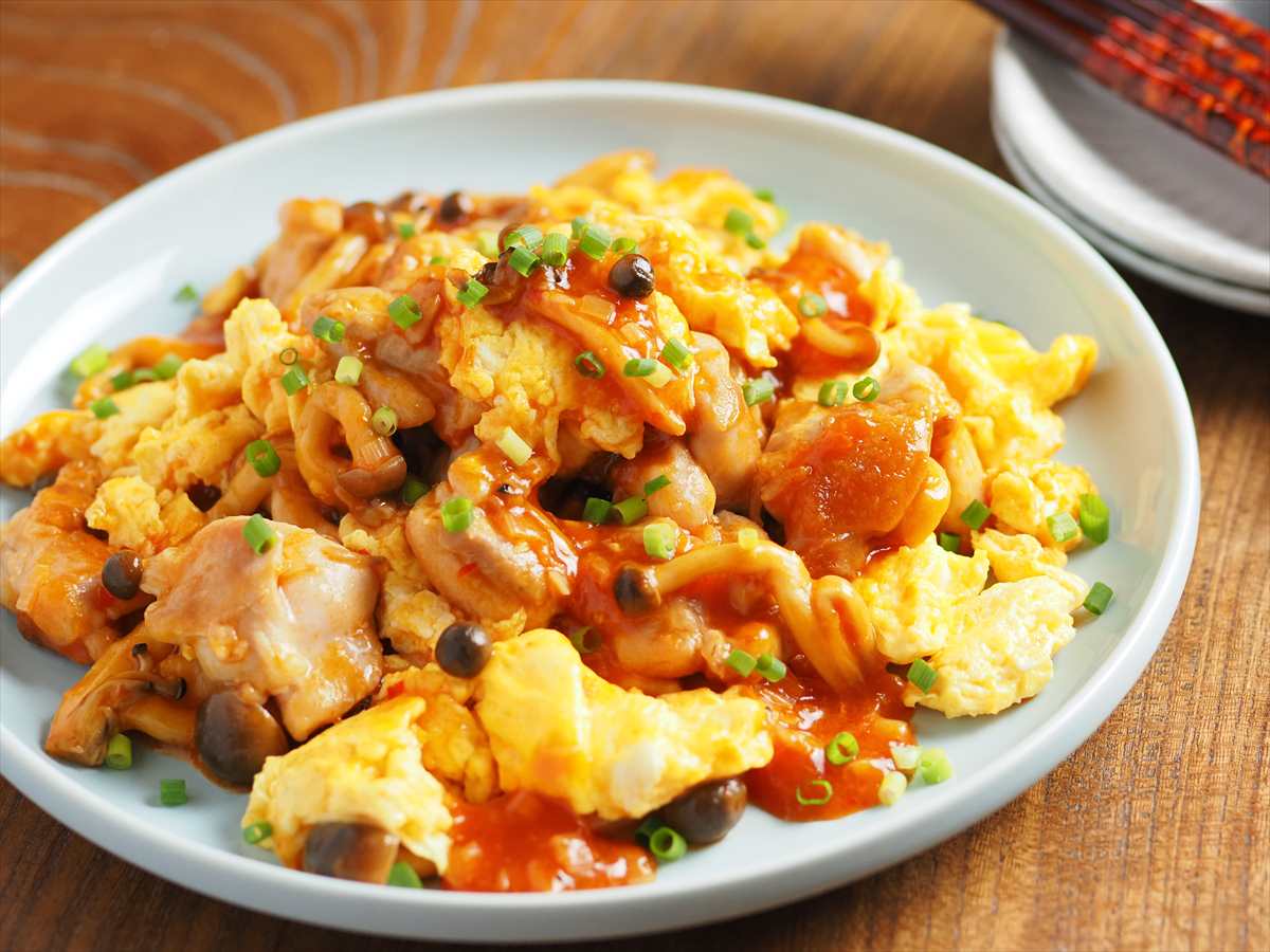 鶏もも肉とふわふわたまごのチリソース炒め