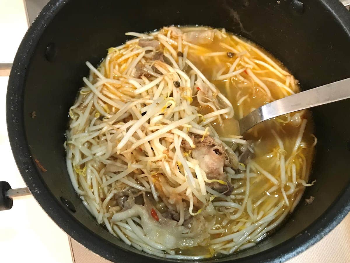 もやしを追加する　まいのおやつ　みそラーメン風もやしスープ