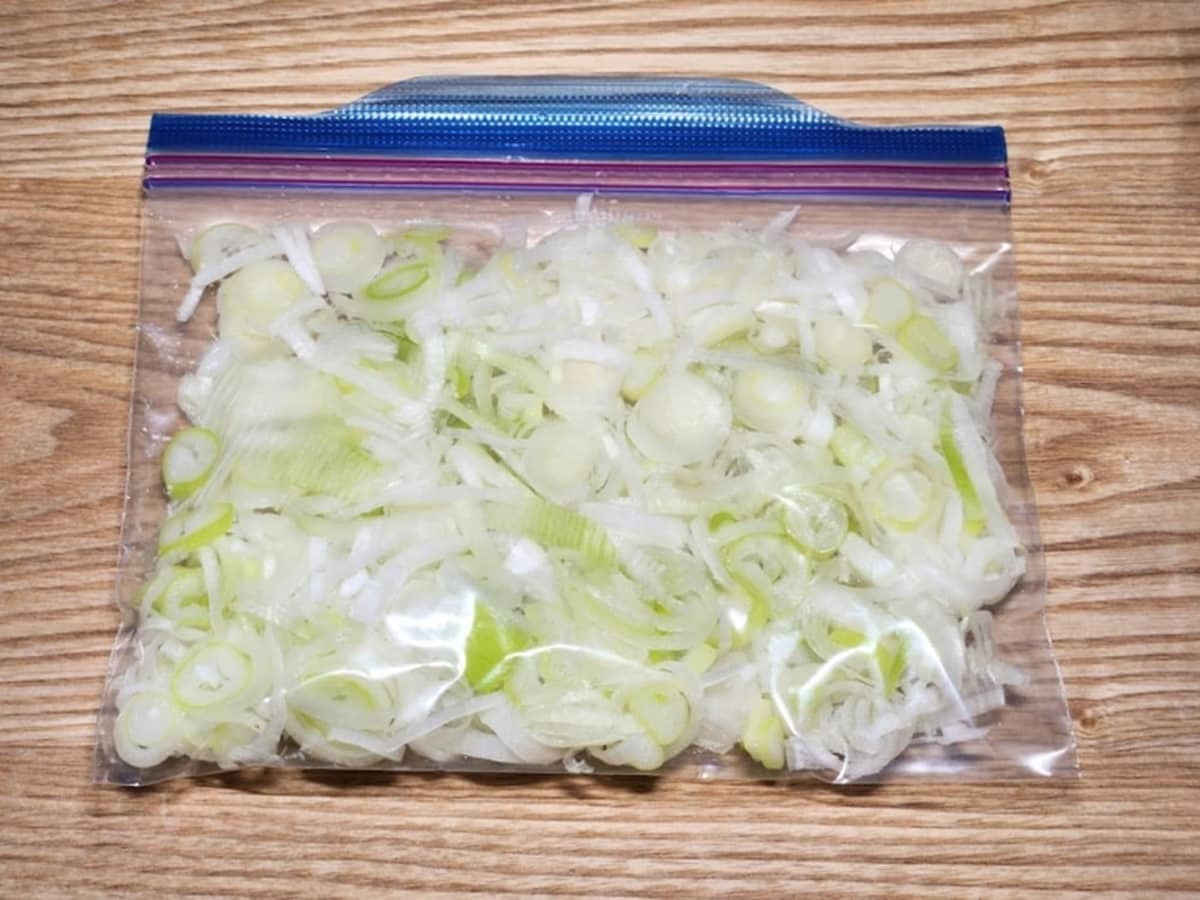 長ネギを冷凍保存用の袋に入れる　青髪のテツ