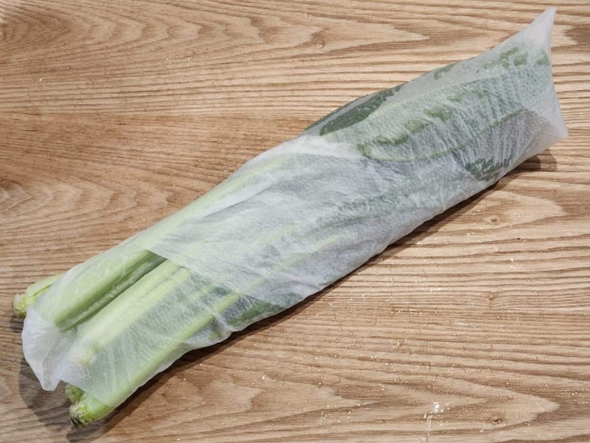 青髪のテツ 小松菜 湿らせたペーパーで包む