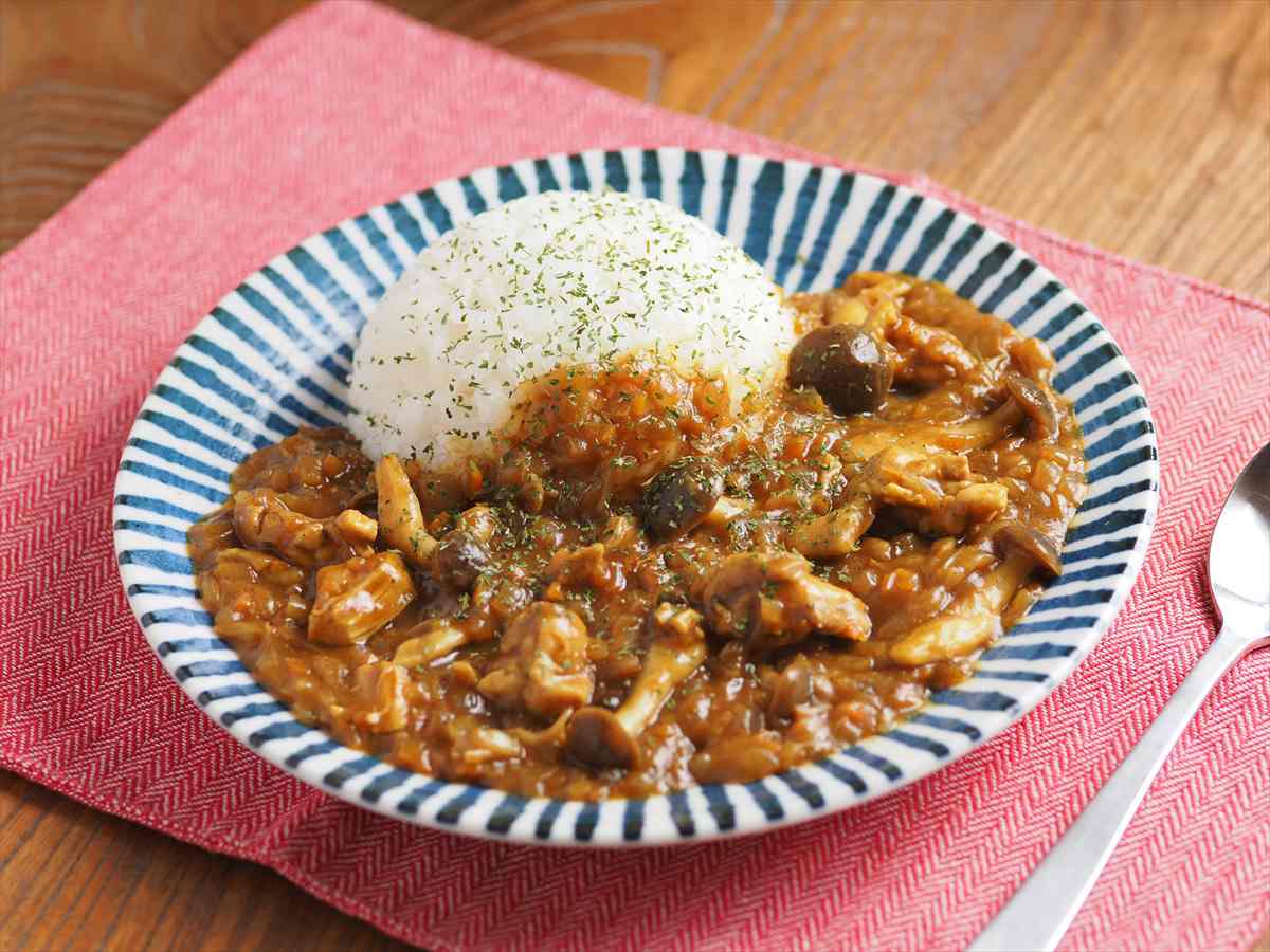 電子レンジでお一人様、たっぷりチキンのスパイシーカレー