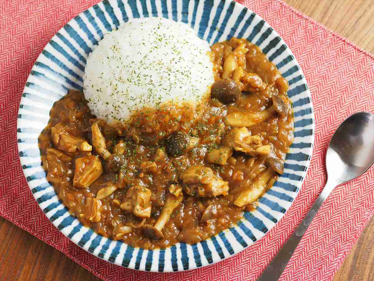 電子レンジでお一人様、たっぷりチキンのスパイシーカレー