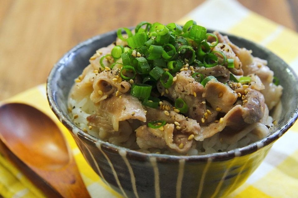 電子レンジで完成！忙しい日におすすめな「豚肉のご飯もの」