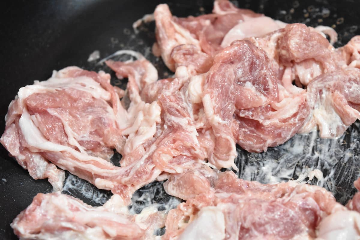 豚こま切れ肉にマヨネーズをからめる(豚こまとしめじのガーリックバタートマト炒め)