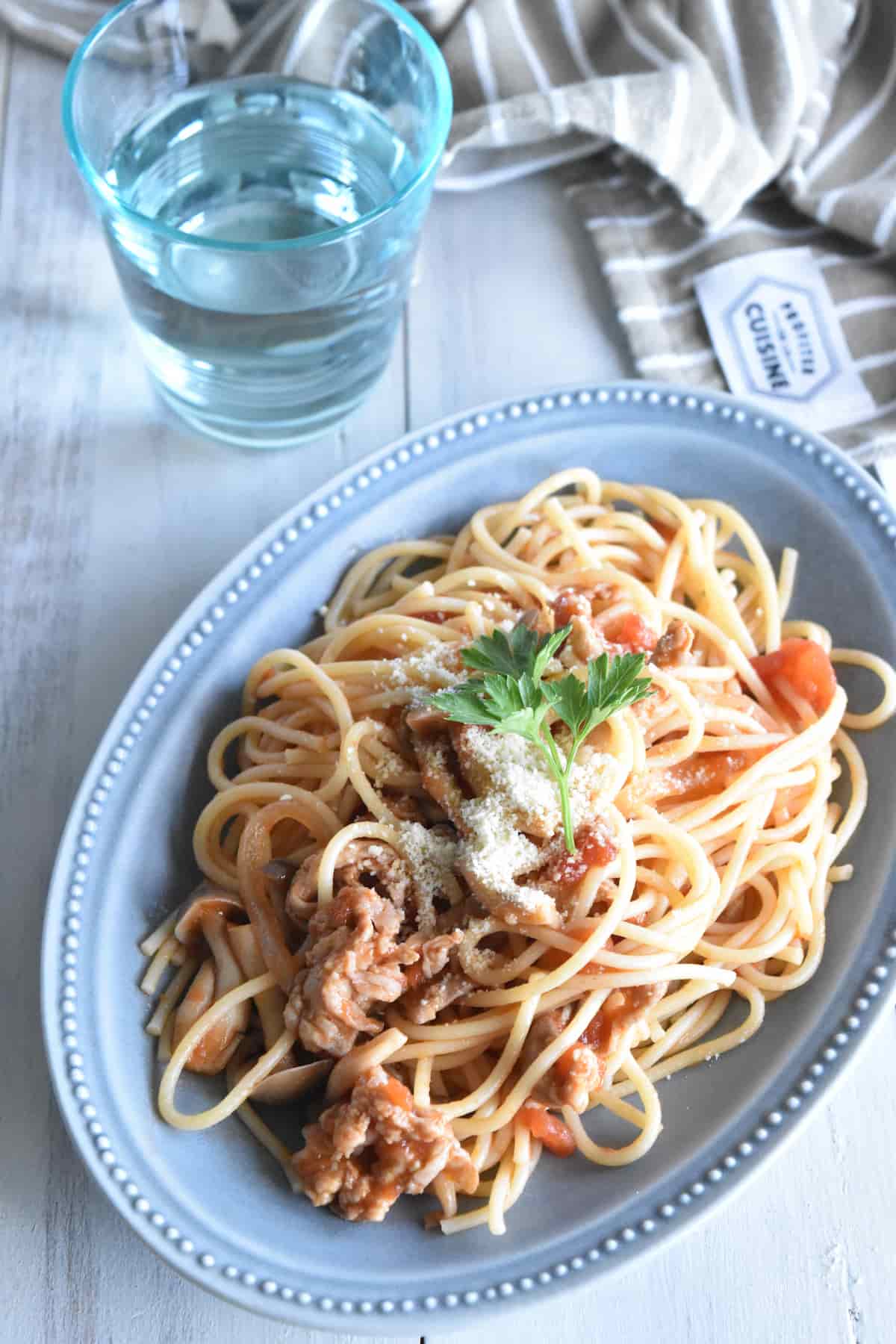 パスタに絡めても美味しい(豚こまとしめじのガーリックバタートマト炒め)