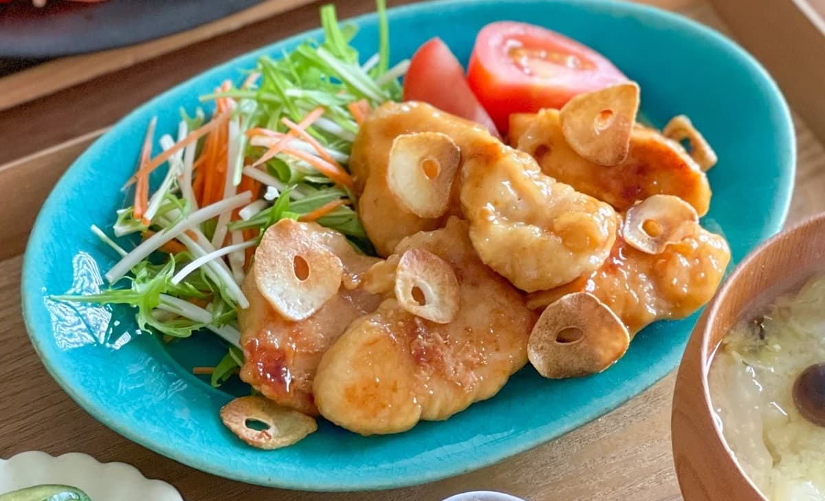 最小限の食材で完成!ご飯のおかわり必須の「鶏むね肉のおかず」