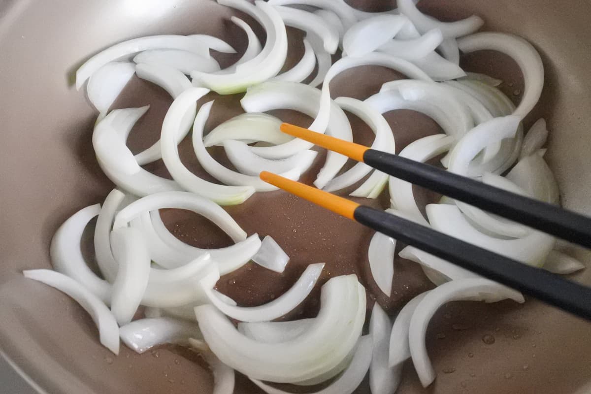 豚肉と玉ねぎのピリ辛炒め