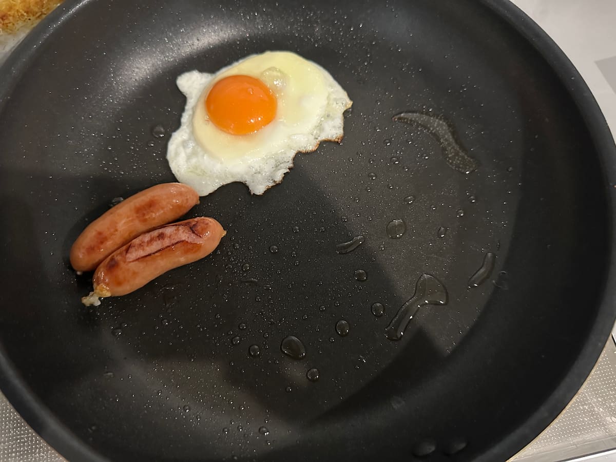 ウインナーと卵を焼いてるところ