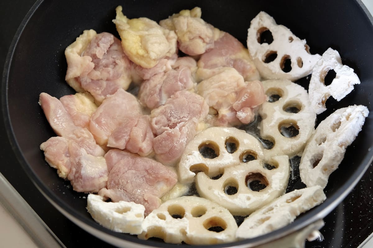 鶏ももとれんこんの黒酢炒め　工程3