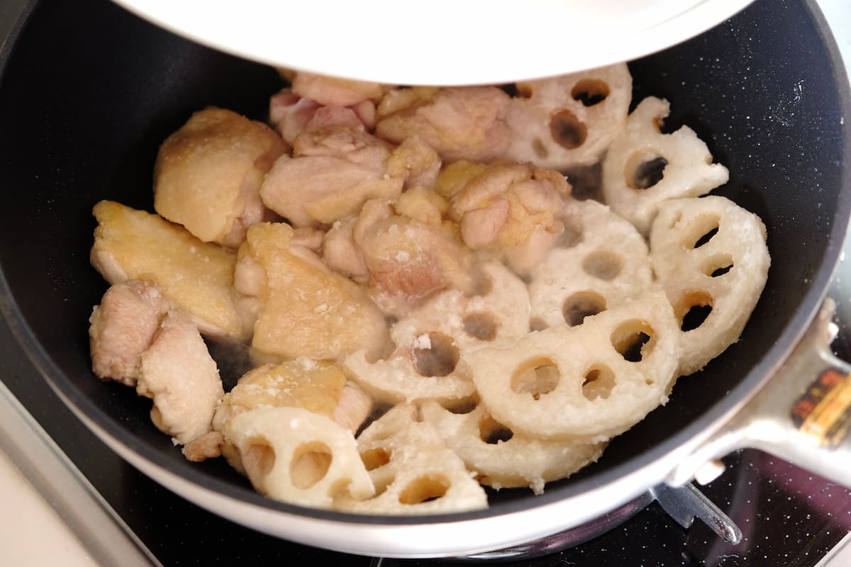 鶏ももとれんこんの黒酢炒め　工程4