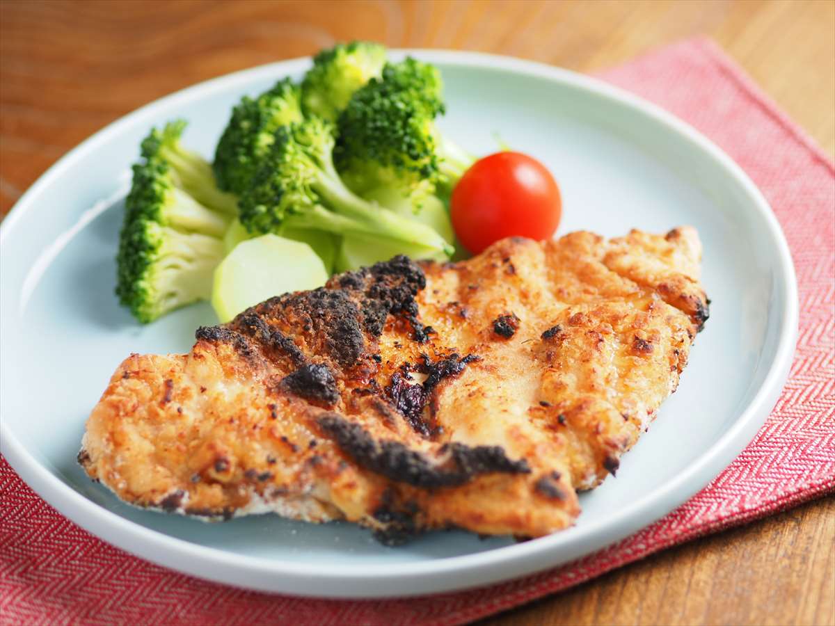ザクザク食感の台湾グルメをご自宅で!揚げずに作れる「鶏むね肉のダージーパイ風」