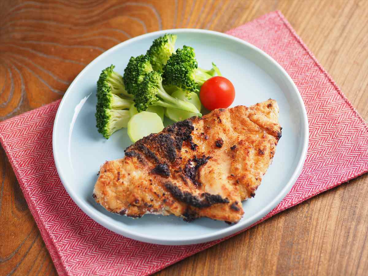 油で揚げずにグルで焼くだけ、鶏むね肉で台湾グルメ、ダージーパイ風