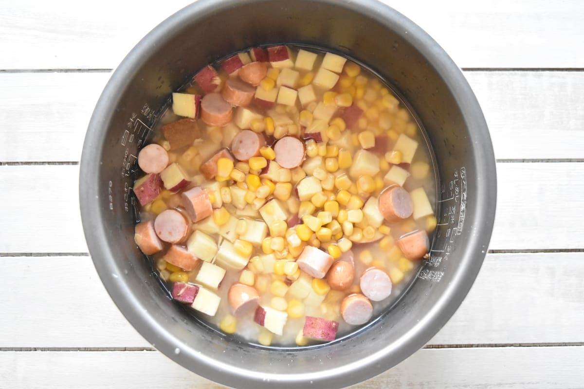 材料を炊飯器に入れる(さつまいものコーンピラフ)