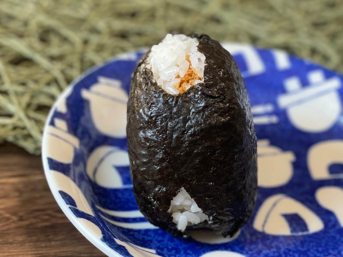 横から見たローソンのタルタル大粒かきフライおにぎり
