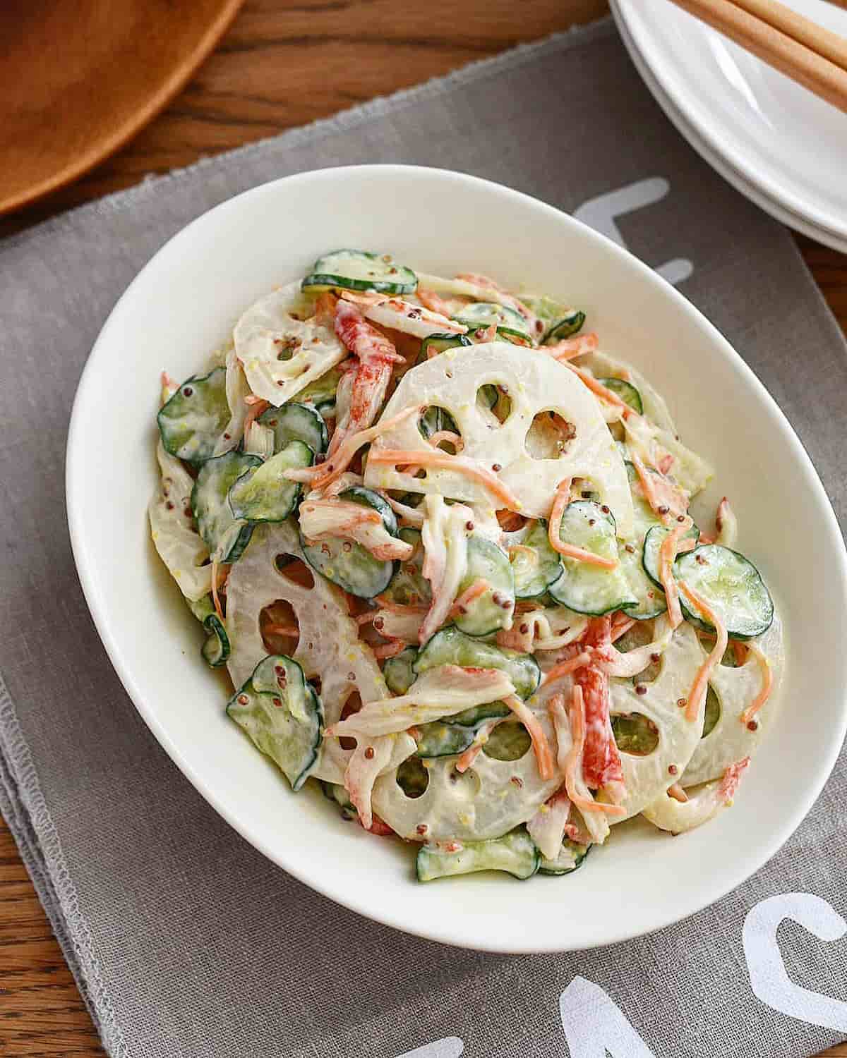 味も彩りもアップ！野菜がもりもり食べられる「カニカマサラダ」