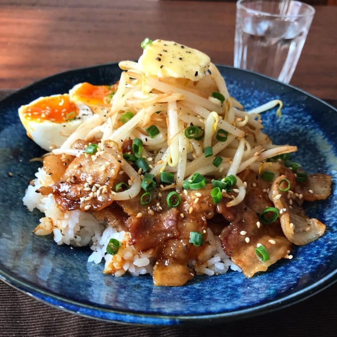 節約にもおすすめ！食べ応えばっちりな「豚肉×もやし」のご飯もの