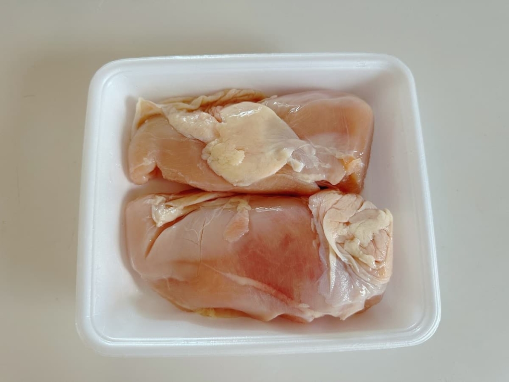 鶏むね肉をしっとりやわらかく焼く方法　皮が丸まっている状態