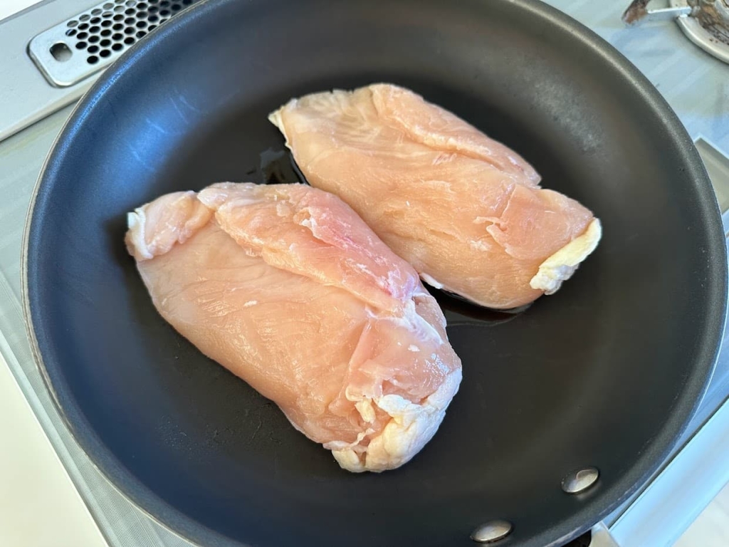 鶏むね肉をしっとりやわらかく焼く方法　お肉を並べる