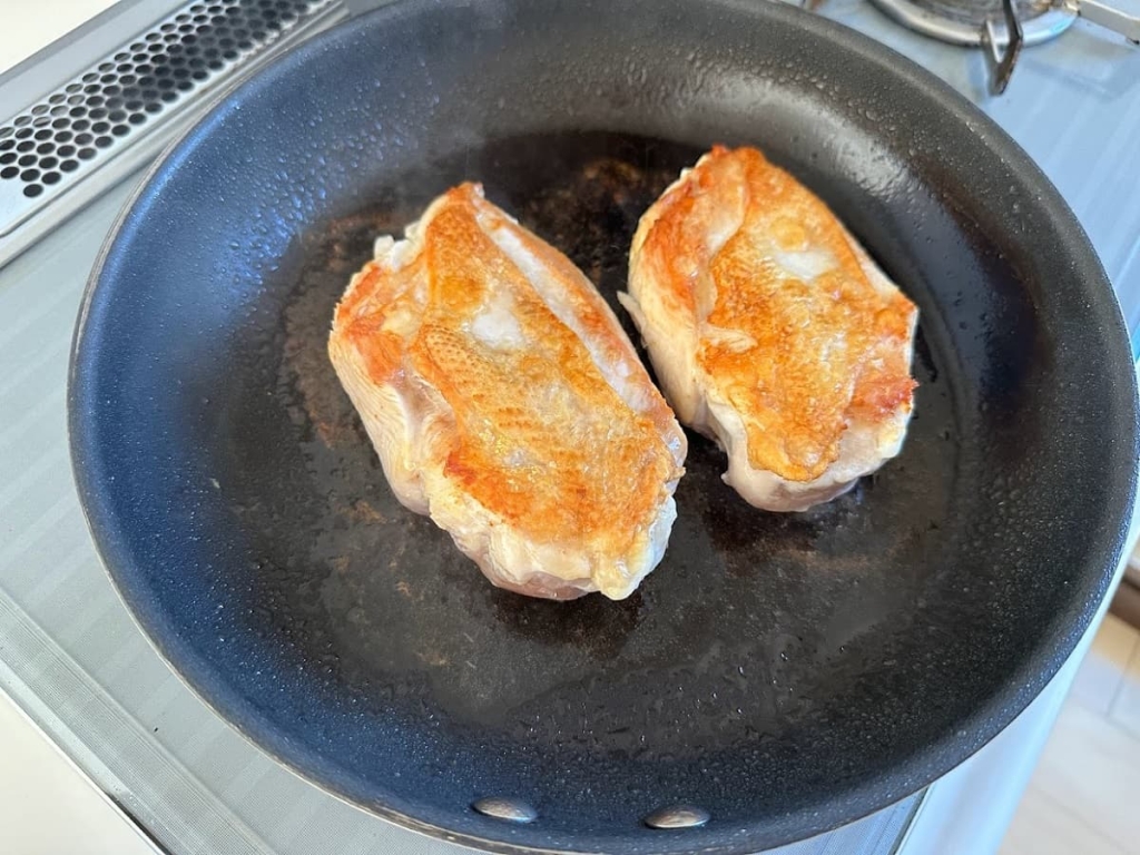 鶏むね肉をしっとりやわらかく焼く方法　お肉の裏面を焼く