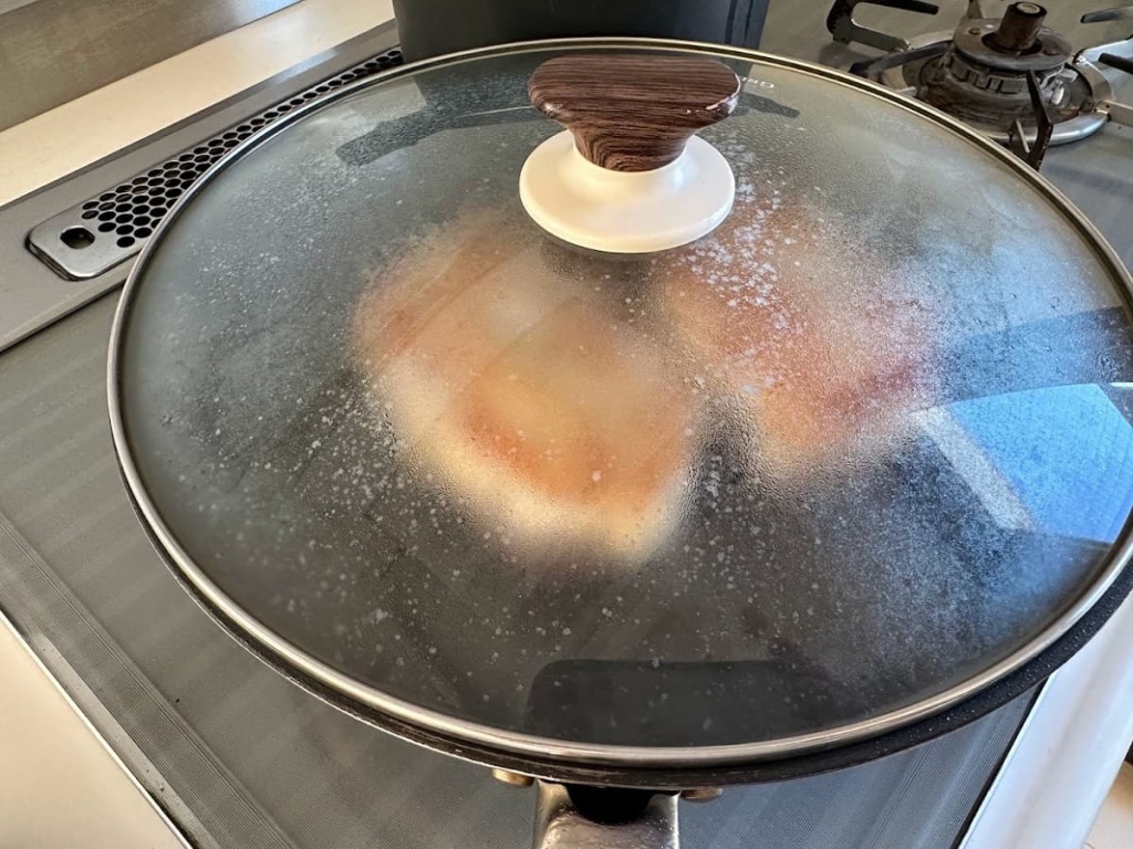 鶏むね肉をしっとりやわらかく焼く方法　蓋をして熱を通す